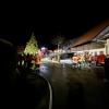 Am Samstagabend brannte im Ortsteil Ried bei Neuravensburg ein Traktor. Einer aufmerksamen Nachbarin war es wohl zu verdanken, dass der Brand schnell entdeckt wurde und das Feuer nicht auf das Ökonomiegebäude übergriff.

Nach Angaben der Feuerwehr Wangen konnte der Traktor noch rechtzeitig aus der Scheune gezogen werden. Die Anwohner begannen mit Feuerlöschern den Brand einzudämmen, bis die Feuerwehr eintraf. Diese löschte den Traktor in sicherer Entfernung zum Gebäude. Angebrannte Heuballen wurden ins Freie gebracht.
[video]https://www.youtube.com/watch?v=_duWFDCkQ5w[/video]
Nach Glutnestern gesuchtDa im Bereich der Scheune durch die starke Hitzeentwicklung Balken verkohlt und auch Heu in Brand geraten waren, wurde bei den Nachlöscharbeiten akribisch nach verstecken Glutnestern gesucht. Dazu wurde auch eine Wärmebildkamera eingesetzt. Im Einsatz waren insgesamt 55 Feuerangehörige mit acht Fahrzeugen. Ebenfalls vor Ort waren das DRK-Wangen und mehrere Beamte der Polizei.