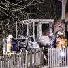 Am Samstagabend brannte im Ortsteil Ried bei Neuravensburg ein Traktor. Einer aufmerksamen Nachbarin war es wohl zu verdanken, dass der Brand schnell entdeckt wurde und das Feuer nicht auf das Ökonomiegebäude übergriff.

Nach Angaben der Feuerwehr Wangen konnte der Traktor noch rechtzeitig aus der Scheune gezogen werden. Die Anwohner begannen mit Feuerlöschern den Brand einzudämmen, bis die Feuerwehr eintraf. Diese löschte den Traktor in sicherer Entfernung zum Gebäude. Angebrannte Heuballen wurden ins Freie gebracht.
[video]https://www.youtube.com/watch?v=_duWFDCkQ5w[/video]
Nach Glutnestern gesuchtDa im Bereich der Scheune durch die starke Hitzeentwicklung Balken verkohlt und auch Heu in Brand geraten waren, wurde bei den Nachlöscharbeiten akribisch nach verstecken Glutnestern gesucht. Dazu wurde auch eine Wärmebildkamera eingesetzt. Im Einsatz waren insgesamt 55 Feuerangehörige mit acht Fahrzeugen. Ebenfalls vor Ort waren das DRK-Wangen und mehrere Beamte der Polizei.