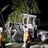 Am Samstagabend brannte im Ortsteil Ried bei Neuravensburg ein Traktor. Einer aufmerksamen Nachbarin war es wohl zu verdanken, dass der Brand schnell entdeckt wurde und das Feuer nicht auf das Ökonomiegebäude übergriff.

Nach Angaben der Feuerwehr Wangen konnte der Traktor noch rechtzeitig aus der Scheune gezogen werden. Die Anwohner begannen mit Feuerlöschern den Brand einzudämmen, bis die Feuerwehr eintraf. Diese löschte den Traktor in sicherer Entfernung zum Gebäude. Angebrannte Heuballen wurden ins Freie gebracht.
[video]https://www.youtube.com/watch?v=_duWFDCkQ5w[/video]
Nach Glutnestern gesuchtDa im Bereich der Scheune durch die starke Hitzeentwicklung Balken verkohlt und auch Heu in Brand geraten waren, wurde bei den Nachlöscharbeiten akribisch nach verstecken Glutnestern gesucht. Dazu wurde auch eine Wärmebildkamera eingesetzt. Im Einsatz waren insgesamt 55 Feuerangehörige mit acht Fahrzeugen. Ebenfalls vor Ort waren das DRK-Wangen und mehrere Beamte der Polizei.