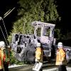 Am Samstagabend brannte im Ortsteil Ried bei Neuravensburg ein Traktor. Einer aufmerksamen Nachbarin war es wohl zu verdanken, dass der Brand schnell entdeckt wurde und das Feuer nicht auf das Ökonomiegebäude übergriff.

Nach Angaben der Feuerwehr Wangen konnte der Traktor noch rechtzeitig aus der Scheune gezogen werden. Die Anwohner begannen mit Feuerlöschern den Brand einzudämmen, bis die Feuerwehr eintraf. Diese löschte den Traktor in sicherer Entfernung zum Gebäude. Angebrannte Heuballen wurden ins Freie gebracht.
[video]https://www.youtube.com/watch?v=_duWFDCkQ5w[/video]
Nach Glutnestern gesuchtDa im Bereich der Scheune durch die starke Hitzeentwicklung Balken verkohlt und auch Heu in Brand geraten waren, wurde bei den Nachlöscharbeiten akribisch nach verstecken Glutnestern gesucht. Dazu wurde auch eine Wärmebildkamera eingesetzt. Im Einsatz waren insgesamt 55 Feuerangehörige mit acht Fahrzeugen. Ebenfalls vor Ort waren das DRK-Wangen und mehrere Beamte der Polizei.