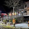 Am Samstagabend brannte im Ortsteil Ried bei Neuravensburg ein Traktor. Einer aufmerksamen Nachbarin war es wohl zu verdanken, dass der Brand schnell entdeckt wurde und das Feuer nicht auf das Ökonomiegebäude übergriff.

Nach Angaben der Feuerwehr Wangen konnte der Traktor noch rechtzeitig aus der Scheune gezogen werden. Die Anwohner begannen mit Feuerlöschern den Brand einzudämmen, bis die Feuerwehr eintraf. Diese löschte den Traktor in sicherer Entfernung zum Gebäude. Angebrannte Heuballen wurden ins Freie gebracht.
[video]https://www.youtube.com/watch?v=_duWFDCkQ5w[/video]
Nach Glutnestern gesuchtDa im Bereich der Scheune durch die starke Hitzeentwicklung Balken verkohlt und auch Heu in Brand geraten waren, wurde bei den Nachlöscharbeiten akribisch nach verstecken Glutnestern gesucht. Dazu wurde auch eine Wärmebildkamera eingesetzt. Im Einsatz waren insgesamt 55 Feuerangehörige mit acht Fahrzeugen. Ebenfalls vor Ort waren das DRK-Wangen und mehrere Beamte der Polizei.