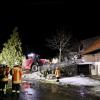 Am Samstagabend brannte im Ortsteil Ried bei Neuravensburg ein Traktor. Einer aufmerksamen Nachbarin war es wohl zu verdanken, dass der Brand schnell entdeckt wurde und das Feuer nicht auf das Ökonomiegebäude übergriff.

Nach Angaben der Feuerwehr Wangen konnte der Traktor noch rechtzeitig aus der Scheune gezogen werden. Die Anwohner begannen mit Feuerlöschern den Brand einzudämmen, bis die Feuerwehr eintraf. Diese löschte den Traktor in sicherer Entfernung zum Gebäude. Angebrannte Heuballen wurden ins Freie gebracht.
[video]https://www.youtube.com/watch?v=_duWFDCkQ5w[/video]
Nach Glutnestern gesuchtDa im Bereich der Scheune durch die starke Hitzeentwicklung Balken verkohlt und auch Heu in Brand geraten waren, wurde bei den Nachlöscharbeiten akribisch nach verstecken Glutnestern gesucht. Dazu wurde auch eine Wärmebildkamera eingesetzt. Im Einsatz waren insgesamt 55 Feuerangehörige mit acht Fahrzeugen. Ebenfalls vor Ort waren das DRK-Wangen und mehrere Beamte der Polizei.