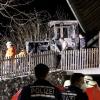 Am Samstagabend brannte im Ortsteil Ried bei Neuravensburg ein Traktor. Einer aufmerksamen Nachbarin war es wohl zu verdanken, dass der Brand schnell entdeckt wurde und das Feuer nicht auf das Ökonomiegebäude übergriff.

Nach Angaben der Feuerwehr Wangen konnte der Traktor noch rechtzeitig aus der Scheune gezogen werden. Die Anwohner begannen mit Feuerlöschern den Brand einzudämmen, bis die Feuerwehr eintraf. Diese löschte den Traktor in sicherer Entfernung zum Gebäude. Angebrannte Heuballen wurden ins Freie gebracht.
[video]https://www.youtube.com/watch?v=_duWFDCkQ5w[/video]
Nach Glutnestern gesuchtDa im Bereich der Scheune durch die starke Hitzeentwicklung Balken verkohlt und auch Heu in Brand geraten waren, wurde bei den Nachlöscharbeiten akribisch nach verstecken Glutnestern gesucht. Dazu wurde auch eine Wärmebildkamera eingesetzt. Im Einsatz waren insgesamt 55 Feuerangehörige mit acht Fahrzeugen. Ebenfalls vor Ort waren das DRK-Wangen und mehrere Beamte der Polizei.
