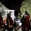 Am Samstagabend brannte im Ortsteil Ried bei Neuravensburg ein Traktor. Einer aufmerksamen Nachbarin war es wohl zu verdanken, dass der Brand schnell entdeckt wurde und das Feuer nicht auf das Ökonomiegebäude übergriff.

Nach Angaben der Feuerwehr Wangen konnte der Traktor noch rechtzeitig aus der Scheune gezogen werden. Die Anwohner begannen mit Feuerlöschern den Brand einzudämmen, bis die Feuerwehr eintraf. Diese löschte den Traktor in sicherer Entfernung zum Gebäude. Angebrannte Heuballen wurden ins Freie gebracht.
[video]https://www.youtube.com/watch?v=_duWFDCkQ5w[/video]
Nach Glutnestern gesuchtDa im Bereich der Scheune durch die starke Hitzeentwicklung Balken verkohlt und auch Heu in Brand geraten waren, wurde bei den Nachlöscharbeiten akribisch nach verstecken Glutnestern gesucht. Dazu wurde auch eine Wärmebildkamera eingesetzt. Im Einsatz waren insgesamt 55 Feuerangehörige mit acht Fahrzeugen. Ebenfalls vor Ort waren das DRK-Wangen und mehrere Beamte der Polizei.