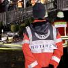 Am Samstagabend brannte im Ortsteil Ried bei Neuravensburg ein Traktor. Einer aufmerksamen Nachbarin war es wohl zu verdanken, dass der Brand schnell entdeckt wurde und das Feuer nicht auf das Ökonomiegebäude übergriff.

Nach Angaben der Feuerwehr Wangen konnte der Traktor noch rechtzeitig aus der Scheune gezogen werden. Die Anwohner begannen mit Feuerlöschern den Brand einzudämmen, bis die Feuerwehr eintraf. Diese löschte den Traktor in sicherer Entfernung zum Gebäude. Angebrannte Heuballen wurden ins Freie gebracht.
[video]https://www.youtube.com/watch?v=_duWFDCkQ5w[/video]
Nach Glutnestern gesuchtDa im Bereich der Scheune durch die starke Hitzeentwicklung Balken verkohlt und auch Heu in Brand geraten waren, wurde bei den Nachlöscharbeiten akribisch nach verstecken Glutnestern gesucht. Dazu wurde auch eine Wärmebildkamera eingesetzt. Im Einsatz waren insgesamt 55 Feuerangehörige mit acht Fahrzeugen. Ebenfalls vor Ort waren das DRK-Wangen und mehrere Beamte der Polizei.