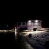 Am Samstagabend brannte im Ortsteil Ried bei Neuravensburg ein Traktor. Einer aufmerksamen Nachbarin war es wohl zu verdanken, dass der Brand schnell entdeckt wurde und das Feuer nicht auf das Ökonomiegebäude übergriff.

Nach Angaben der Feuerwehr Wangen konnte der Traktor noch rechtzeitig aus der Scheune gezogen werden. Die Anwohner begannen mit Feuerlöschern den Brand einzudämmen, bis die Feuerwehr eintraf. Diese löschte den Traktor in sicherer Entfernung zum Gebäude. Angebrannte Heuballen wurden ins Freie gebracht.
[video]https://www.youtube.com/watch?v=_duWFDCkQ5w[/video]
Nach Glutnestern gesuchtDa im Bereich der Scheune durch die starke Hitzeentwicklung Balken verkohlt und auch Heu in Brand geraten waren, wurde bei den Nachlöscharbeiten akribisch nach verstecken Glutnestern gesucht. Dazu wurde auch eine Wärmebildkamera eingesetzt. Im Einsatz waren insgesamt 55 Feuerangehörige mit acht Fahrzeugen. Ebenfalls vor Ort waren das DRK-Wangen und mehrere Beamte der Polizei.