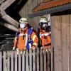 Am Samstagabend brannte im Ortsteil Ried bei Neuravensburg ein Traktor. Einer aufmerksamen Nachbarin war es wohl zu verdanken, dass der Brand schnell entdeckt wurde und das Feuer nicht auf das Ökonomiegebäude übergriff.

Nach Angaben der Feuerwehr Wangen konnte der Traktor noch rechtzeitig aus der Scheune gezogen werden. Die Anwohner begannen mit Feuerlöschern den Brand einzudämmen, bis die Feuerwehr eintraf. Diese löschte den Traktor in sicherer Entfernung zum Gebäude. Angebrannte Heuballen wurden ins Freie gebracht.
[video]https://www.youtube.com/watch?v=_duWFDCkQ5w[/video]
Nach Glutnestern gesuchtDa im Bereich der Scheune durch die starke Hitzeentwicklung Balken verkohlt und auch Heu in Brand geraten waren, wurde bei den Nachlöscharbeiten akribisch nach verstecken Glutnestern gesucht. Dazu wurde auch eine Wärmebildkamera eingesetzt. Im Einsatz waren insgesamt 55 Feuerangehörige mit acht Fahrzeugen. Ebenfalls vor Ort waren das DRK-Wangen und mehrere Beamte der Polizei.