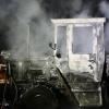 Am Samstagabend brannte im Ortsteil Ried bei Neuravensburg ein Traktor. Einer aufmerksamen Nachbarin war es wohl zu verdanken, dass der Brand schnell entdeckt wurde und das Feuer nicht auf das Ökonomiegebäude übergriff.

Nach Angaben der Feuerwehr Wangen konnte der Traktor noch rechtzeitig aus der Scheune gezogen werden. Die Anwohner begannen mit Feuerlöschern den Brand einzudämmen, bis die Feuerwehr eintraf. Diese löschte den Traktor in sicherer Entfernung zum Gebäude. Angebrannte Heuballen wurden ins Freie gebracht.
[video]https://www.youtube.com/watch?v=_duWFDCkQ5w[/video]
Nach Glutnestern gesuchtDa im Bereich der Scheune durch die starke Hitzeentwicklung Balken verkohlt und auch Heu in Brand geraten waren, wurde bei den Nachlöscharbeiten akribisch nach verstecken Glutnestern gesucht. Dazu wurde auch eine Wärmebildkamera eingesetzt. Im Einsatz waren insgesamt 55 Feuerangehörige mit acht Fahrzeugen. Ebenfalls vor Ort waren das DRK-Wangen und mehrere Beamte der Polizei.