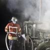 Am Samstagabend brannte im Ortsteil Ried bei Neuravensburg ein Traktor. Einer aufmerksamen Nachbarin war es wohl zu verdanken, dass der Brand schnell entdeckt wurde und das Feuer nicht auf das Ökonomiegebäude übergriff.

Nach Angaben der Feuerwehr Wangen konnte der Traktor noch rechtzeitig aus der Scheune gezogen werden. Die Anwohner begannen mit Feuerlöschern den Brand einzudämmen, bis die Feuerwehr eintraf. Diese löschte den Traktor in sicherer Entfernung zum Gebäude. Angebrannte Heuballen wurden ins Freie gebracht.
[video]https://www.youtube.com/watch?v=_duWFDCkQ5w[/video]
Nach Glutnestern gesuchtDa im Bereich der Scheune durch die starke Hitzeentwicklung Balken verkohlt und auch Heu in Brand geraten waren, wurde bei den Nachlöscharbeiten akribisch nach verstecken Glutnestern gesucht. Dazu wurde auch eine Wärmebildkamera eingesetzt. Im Einsatz waren insgesamt 55 Feuerangehörige mit acht Fahrzeugen. Ebenfalls vor Ort waren das DRK-Wangen und mehrere Beamte der Polizei.