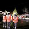 Am Samstagabend brannte im Ortsteil Ried bei Neuravensburg ein Traktor. Einer aufmerksamen Nachbarin war es wohl zu verdanken, dass der Brand schnell entdeckt wurde und das Feuer nicht auf das Ökonomiegebäude übergriff.

Nach Angaben der Feuerwehr Wangen konnte der Traktor noch rechtzeitig aus der Scheune gezogen werden. Die Anwohner begannen mit Feuerlöschern den Brand einzudämmen, bis die Feuerwehr eintraf. Diese löschte den Traktor in sicherer Entfernung zum Gebäude. Angebrannte Heuballen wurden ins Freie gebracht.
[video]https://www.youtube.com/watch?v=_duWFDCkQ5w[/video]
Nach Glutnestern gesuchtDa im Bereich der Scheune durch die starke Hitzeentwicklung Balken verkohlt und auch Heu in Brand geraten waren, wurde bei den Nachlöscharbeiten akribisch nach verstecken Glutnestern gesucht. Dazu wurde auch eine Wärmebildkamera eingesetzt. Im Einsatz waren insgesamt 55 Feuerangehörige mit acht Fahrzeugen. Ebenfalls vor Ort waren das DRK-Wangen und mehrere Beamte der Polizei.