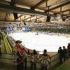 Am Sonntagabend war der Tabellenführer der DEB Oberliga Süd, die Blue Devils Weiden, in der Memminger Eissporthalle am Hühnerberg bei den ECDC Memmingen Indians zu Gast. Die Indians zeigten von Spielbeginn an, dass sie heute keine Gastgeschenke zu vergeben haben und legten vielversprechend los. 
Treffer für die Indians bereits in der 2. Minute!Bereits in der 2. Minute erzielte Sergei Topol das 1:0 für die Maustädter unter dem Jubel von 915 Zuschauern. Doch die Gäste konterten bereits 1 Minute. später zum Ausgleich. 10 Minuten später waren wieder die Indians an der Reihe. Matej Pekr war der Torschütze. Die Blue Devils brauchten nun 5 Minuten bis zum zwischenzeitlichen Ausgleich durch Chad Bassen. Das war es aber noch nicht. Im 1. Drittel brachte Sergei Topol in der folgenden Minute die Indians mit 3.2 in die 1. Drittelpause. Nach der Pause konnte er mit seinem 3. Treffer an diesem Abend auf 2 Tore Vorsprung erhöhen - Spielstand 4:2.Spiel wird verbissenerDen Anschlusstreffer der Gäste zum 4:3 erzielte in der 39. Minute Dennis Thielsch. Das Spiel wurde im letzten Abschnitt verbissener und beide Abwehrreihen gerieten immer mehr unter Druck. Der Turm in der Abwehrschlacht war auf Memminger Seite einmal mehr Marco Eisenhut, der alle Chancen der Gäste aus Weiden zunichte machte. In der Schlussminute konnte Matej Pekr nach einem Anspiel von Jaroslav Hafenrichter mit einem Schuss ins leere Tor den Deckel drauf machen zum viel umjubelten 5:3 für die Indians.