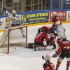 Am Sonntagabend war der Tabellenführer der DEB Oberliga Süd, die Blue Devils Weiden, in der Memminger Eissporthalle am Hühnerberg bei den ECDC Memmingen Indians zu Gast. Die Indians zeigten von Spielbeginn an, dass sie heute keine Gastgeschenke zu vergeben haben und legten vielversprechend los. 
Treffer für die Indians bereits in der 2. Minute!Bereits in der 2. Minute erzielte Sergei Topol das 1:0 für die Maustädter unter dem Jubel von 915 Zuschauern. Doch die Gäste konterten bereits 1 Minute. später zum Ausgleich. 10 Minuten später waren wieder die Indians an der Reihe. Matej Pekr war der Torschütze. Die Blue Devils brauchten nun 5 Minuten bis zum zwischenzeitlichen Ausgleich durch Chad Bassen. Das war es aber noch nicht. Im 1. Drittel brachte Sergei Topol in der folgenden Minute die Indians mit 3.2 in die 1. Drittelpause. Nach der Pause konnte er mit seinem 3. Treffer an diesem Abend auf 2 Tore Vorsprung erhöhen - Spielstand 4:2.Spiel wird verbissenerDen Anschlusstreffer der Gäste zum 4:3 erzielte in der 39. Minute Dennis Thielsch. Das Spiel wurde im letzten Abschnitt verbissener und beide Abwehrreihen gerieten immer mehr unter Druck. Der Turm in der Abwehrschlacht war auf Memminger Seite einmal mehr Marco Eisenhut, der alle Chancen der Gäste aus Weiden zunichte machte. In der Schlussminute konnte Matej Pekr nach einem Anspiel von Jaroslav Hafenrichter mit einem Schuss ins leere Tor den Deckel drauf machen zum viel umjubelten 5:3 für die Indians.