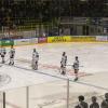 Am Sonntagabend war der Tabellenführer der DEB Oberliga Süd, die Blue Devils Weiden, in der Memminger Eissporthalle am Hühnerberg bei den ECDC Memmingen Indians zu Gast. Die Indians zeigten von Spielbeginn an, dass sie heute keine Gastgeschenke zu vergeben haben und legten vielversprechend los. 
Treffer für die Indians bereits in der 2. Minute!Bereits in der 2. Minute erzielte Sergei Topol das 1:0 für die Maustädter unter dem Jubel von 915 Zuschauern. Doch die Gäste konterten bereits 1 Minute. später zum Ausgleich. 10 Minuten später waren wieder die Indians an der Reihe. Matej Pekr war der Torschütze. Die Blue Devils brauchten nun 5 Minuten bis zum zwischenzeitlichen Ausgleich durch Chad Bassen. Das war es aber noch nicht. Im 1. Drittel brachte Sergei Topol in der folgenden Minute die Indians mit 3.2 in die 1. Drittelpause. Nach der Pause konnte er mit seinem 3. Treffer an diesem Abend auf 2 Tore Vorsprung erhöhen - Spielstand 4:2.Spiel wird verbissenerDen Anschlusstreffer der Gäste zum 4:3 erzielte in der 39. Minute Dennis Thielsch. Das Spiel wurde im letzten Abschnitt verbissener und beide Abwehrreihen gerieten immer mehr unter Druck. Der Turm in der Abwehrschlacht war auf Memminger Seite einmal mehr Marco Eisenhut, der alle Chancen der Gäste aus Weiden zunichte machte. In der Schlussminute konnte Matej Pekr nach einem Anspiel von Jaroslav Hafenrichter mit einem Schuss ins leere Tor den Deckel drauf machen zum viel umjubelten 5:3 für die Indians.