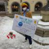 Unter dem Motto "Füssen ist solidarisch" hatte Fridays for Future Füssen/Pfronten am Freitag eine Mahnwache abgehalten. Die Gruppe hält nun jeden Freitag eine Mahnwache in der Altstadt von Füssen ab. Diese Aktion wollen sie so lange durchführen, bis es keine Corona-Demos mehr gibt. 
Ein voller ErfolgNach Angaben einer Pressemitteilung war der erste Tag ein voller Erfolg. Von 16:00 Uhr bis 17:30 Uhr stand die Hauptorganisatorin von Fridays for Future Füssen/Pfronten, Michelle Derbach, am Stadtbrunnen und bekam viele positive Reaktionen. Laut Fridays for Future gab es zu 95 Prozent positives Feedback am Freitag. Viele Bürger und Bürgerinnen würden außerdem das Engagement der Gruppe, die sich für verschiedene Themen für die Stadt einsetzt, befürworten. Es konnten auch viele Rosen im Rahmen der Aktion verteilt werden. "Jede Impfung zählt!"Michelle Derbach betonte noch einmal wie wichtig Impfungen seien. "Um die Pandemie einzudämmen, ist es entscheidend, dass die Impfquote insgesamt weiter ansteigt. Nur so kann gewährleistet werden, dass das Gesundheitssystem nicht noch weiter überlastet wird.", so Derbach laut Pressemitteilung.