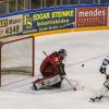 Am Sonntagabend war der Tabellenführer der DEB Oberliga Süd, die Blue Devils Weiden, in der Memminger Eissporthalle am Hühnerberg bei den ECDC Memmingen Indians zu Gast. Die Indians zeigten von Spielbeginn an, dass sie heute keine Gastgeschenke zu vergeben haben und legten vielversprechend los. 
Treffer für die Indians bereits in der 2. Minute!Bereits in der 2. Minute erzielte Sergei Topol das 1:0 für die Maustädter unter dem Jubel von 915 Zuschauern. Doch die Gäste konterten bereits 1 Minute. später zum Ausgleich. 10 Minuten später waren wieder die Indians an der Reihe. Matej Pekr war der Torschütze. Die Blue Devils brauchten nun 5 Minuten bis zum zwischenzeitlichen Ausgleich durch Chad Bassen. Das war es aber noch nicht. Im 1. Drittel brachte Sergei Topol in der folgenden Minute die Indians mit 3.2 in die 1. Drittelpause. Nach der Pause konnte er mit seinem 3. Treffer an diesem Abend auf 2 Tore Vorsprung erhöhen - Spielstand 4:2.Spiel wird verbissenerDen Anschlusstreffer der Gäste zum 4:3 erzielte in der 39. Minute Dennis Thielsch. Das Spiel wurde im letzten Abschnitt verbissener und beide Abwehrreihen gerieten immer mehr unter Druck. Der Turm in der Abwehrschlacht war auf Memminger Seite einmal mehr Marco Eisenhut, der alle Chancen der Gäste aus Weiden zunichte machte. In der Schlussminute konnte Matej Pekr nach einem Anspiel von Jaroslav Hafenrichter mit einem Schuss ins leere Tor den Deckel drauf machen zum viel umjubelten 5:3 für die Indians.