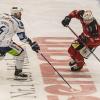 Am Sonntagabend war der Tabellenführer der DEB Oberliga Süd, die Blue Devils Weiden, in der Memminger Eissporthalle am Hühnerberg bei den ECDC Memmingen Indians zu Gast. Die Indians zeigten von Spielbeginn an, dass sie heute keine Gastgeschenke zu vergeben haben und legten vielversprechend los. 
Treffer für die Indians bereits in der 2. Minute!Bereits in der 2. Minute erzielte Sergei Topol das 1:0 für die Maustädter unter dem Jubel von 915 Zuschauern. Doch die Gäste konterten bereits 1 Minute. später zum Ausgleich. 10 Minuten später waren wieder die Indians an der Reihe. Matej Pekr war der Torschütze. Die Blue Devils brauchten nun 5 Minuten bis zum zwischenzeitlichen Ausgleich durch Chad Bassen. Das war es aber noch nicht. Im 1. Drittel brachte Sergei Topol in der folgenden Minute die Indians mit 3.2 in die 1. Drittelpause. Nach der Pause konnte er mit seinem 3. Treffer an diesem Abend auf 2 Tore Vorsprung erhöhen - Spielstand 4:2.Spiel wird verbissenerDen Anschlusstreffer der Gäste zum 4:3 erzielte in der 39. Minute Dennis Thielsch. Das Spiel wurde im letzten Abschnitt verbissener und beide Abwehrreihen gerieten immer mehr unter Druck. Der Turm in der Abwehrschlacht war auf Memminger Seite einmal mehr Marco Eisenhut, der alle Chancen der Gäste aus Weiden zunichte machte. In der Schlussminute konnte Matej Pekr nach einem Anspiel von Jaroslav Hafenrichter mit einem Schuss ins leere Tor den Deckel drauf machen zum viel umjubelten 5:3 für die Indians.