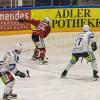 Am Sonntagabend war der Tabellenführer der DEB Oberliga Süd, die Blue Devils Weiden, in der Memminger Eissporthalle am Hühnerberg bei den ECDC Memmingen Indians zu Gast. Die Indians zeigten von Spielbeginn an, dass sie heute keine Gastgeschenke zu vergeben haben und legten vielversprechend los. 
Treffer für die Indians bereits in der 2. Minute!Bereits in der 2. Minute erzielte Sergei Topol das 1:0 für die Maustädter unter dem Jubel von 915 Zuschauern. Doch die Gäste konterten bereits 1 Minute. später zum Ausgleich. 10 Minuten später waren wieder die Indians an der Reihe. Matej Pekr war der Torschütze. Die Blue Devils brauchten nun 5 Minuten bis zum zwischenzeitlichen Ausgleich durch Chad Bassen. Das war es aber noch nicht. Im 1. Drittel brachte Sergei Topol in der folgenden Minute die Indians mit 3.2 in die 1. Drittelpause. Nach der Pause konnte er mit seinem 3. Treffer an diesem Abend auf 2 Tore Vorsprung erhöhen - Spielstand 4:2.Spiel wird verbissenerDen Anschlusstreffer der Gäste zum 4:3 erzielte in der 39. Minute Dennis Thielsch. Das Spiel wurde im letzten Abschnitt verbissener und beide Abwehrreihen gerieten immer mehr unter Druck. Der Turm in der Abwehrschlacht war auf Memminger Seite einmal mehr Marco Eisenhut, der alle Chancen der Gäste aus Weiden zunichte machte. In der Schlussminute konnte Matej Pekr nach einem Anspiel von Jaroslav Hafenrichter mit einem Schuss ins leere Tor den Deckel drauf machen zum viel umjubelten 5:3 für die Indians.