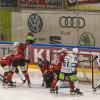 Am Sonntagabend war der Tabellenführer der DEB Oberliga Süd, die Blue Devils Weiden, in der Memminger Eissporthalle am Hühnerberg bei den ECDC Memmingen Indians zu Gast. Die Indians zeigten von Spielbeginn an, dass sie heute keine Gastgeschenke zu vergeben haben und legten vielversprechend los. 
Treffer für die Indians bereits in der 2. Minute!Bereits in der 2. Minute erzielte Sergei Topol das 1:0 für die Maustädter unter dem Jubel von 915 Zuschauern. Doch die Gäste konterten bereits 1 Minute. später zum Ausgleich. 10 Minuten später waren wieder die Indians an der Reihe. Matej Pekr war der Torschütze. Die Blue Devils brauchten nun 5 Minuten bis zum zwischenzeitlichen Ausgleich durch Chad Bassen. Das war es aber noch nicht. Im 1. Drittel brachte Sergei Topol in der folgenden Minute die Indians mit 3.2 in die 1. Drittelpause. Nach der Pause konnte er mit seinem 3. Treffer an diesem Abend auf 2 Tore Vorsprung erhöhen - Spielstand 4:2.Spiel wird verbissenerDen Anschlusstreffer der Gäste zum 4:3 erzielte in der 39. Minute Dennis Thielsch. Das Spiel wurde im letzten Abschnitt verbissener und beide Abwehrreihen gerieten immer mehr unter Druck. Der Turm in der Abwehrschlacht war auf Memminger Seite einmal mehr Marco Eisenhut, der alle Chancen der Gäste aus Weiden zunichte machte. In der Schlussminute konnte Matej Pekr nach einem Anspiel von Jaroslav Hafenrichter mit einem Schuss ins leere Tor den Deckel drauf machen zum viel umjubelten 5:3 für die Indians.