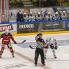 Am Sonntagabend war der Tabellenführer der DEB Oberliga Süd, die Blue Devils Weiden, in der Memminger Eissporthalle am Hühnerberg bei den ECDC Memmingen Indians zu Gast. Die Indians zeigten von Spielbeginn an, dass sie heute keine Gastgeschenke zu vergeben haben und legten vielversprechend los. 
Treffer für die Indians bereits in der 2. Minute!Bereits in der 2. Minute erzielte Sergei Topol das 1:0 für die Maustädter unter dem Jubel von 915 Zuschauern. Doch die Gäste konterten bereits 1 Minute. später zum Ausgleich. 10 Minuten später waren wieder die Indians an der Reihe. Matej Pekr war der Torschütze. Die Blue Devils brauchten nun 5 Minuten bis zum zwischenzeitlichen Ausgleich durch Chad Bassen. Das war es aber noch nicht. Im 1. Drittel brachte Sergei Topol in der folgenden Minute die Indians mit 3.2 in die 1. Drittelpause. Nach der Pause konnte er mit seinem 3. Treffer an diesem Abend auf 2 Tore Vorsprung erhöhen - Spielstand 4:2.Spiel wird verbissenerDen Anschlusstreffer der Gäste zum 4:3 erzielte in der 39. Minute Dennis Thielsch. Das Spiel wurde im letzten Abschnitt verbissener und beide Abwehrreihen gerieten immer mehr unter Druck. Der Turm in der Abwehrschlacht war auf Memminger Seite einmal mehr Marco Eisenhut, der alle Chancen der Gäste aus Weiden zunichte machte. In der Schlussminute konnte Matej Pekr nach einem Anspiel von Jaroslav Hafenrichter mit einem Schuss ins leere Tor den Deckel drauf machen zum viel umjubelten 5:3 für die Indians.