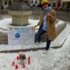 Unter dem Motto "Füssen ist solidarisch" hatte Fridays for Future Füssen/Pfronten am Freitag eine Mahnwache abgehalten. Die Gruppe hält nun jeden Freitag eine Mahnwache in der Altstadt von Füssen ab. Diese Aktion wollen sie so lange durchführen, bis es keine Corona-Demos mehr gibt. 
Ein voller ErfolgNach Angaben einer Pressemitteilung war der erste Tag ein voller Erfolg. Von 16:00 Uhr bis 17:30 Uhr stand die Hauptorganisatorin von Fridays for Future Füssen/Pfronten, Michelle Derbach, am Stadtbrunnen und bekam viele positive Reaktionen. Laut Fridays for Future gab es zu 95 Prozent positives Feedback am Freitag. Viele Bürger und Bürgerinnen würden außerdem das Engagement der Gruppe, die sich für verschiedene Themen für die Stadt einsetzt, befürworten. Es konnten auch viele Rosen im Rahmen der Aktion verteilt werden. "Jede Impfung zählt!"Michelle Derbach betonte noch einmal wie wichtig Impfungen seien. "Um die Pandemie einzudämmen, ist es entscheidend, dass die Impfquote insgesamt weiter ansteigt. Nur so kann gewährleistet werden, dass das Gesundheitssystem nicht noch weiter überlastet wird.", so Derbach laut Pressemitteilung.