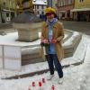 Unter dem Motto "Füssen ist solidarisch" hatte Fridays for Future Füssen/Pfronten am Freitag eine Mahnwache abgehalten. Die Gruppe hält nun jeden Freitag eine Mahnwache in der Altstadt von Füssen ab. Diese Aktion wollen sie so lange durchführen, bis es keine Corona-Demos mehr gibt. 
Ein voller ErfolgNach Angaben einer Pressemitteilung war der erste Tag ein voller Erfolg. Von 16:00 Uhr bis 17:30 Uhr stand die Hauptorganisatorin von Fridays for Future Füssen/Pfronten, Michelle Derbach, am Stadtbrunnen und bekam viele positive Reaktionen. Laut Fridays for Future gab es zu 95 Prozent positives Feedback am Freitag. Viele Bürger und Bürgerinnen würden außerdem das Engagement der Gruppe, die sich für verschiedene Themen für die Stadt einsetzt, befürworten. Es konnten auch viele Rosen im Rahmen der Aktion verteilt werden. "Jede Impfung zählt!"Michelle Derbach betonte noch einmal wie wichtig Impfungen seien. "Um die Pandemie einzudämmen, ist es entscheidend, dass die Impfquote insgesamt weiter ansteigt. Nur so kann gewährleistet werden, dass das Gesundheitssystem nicht noch weiter überlastet wird.", so Derbach laut Pressemitteilung.