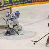 Am Sonntagabend war der Tabellenführer der DEB Oberliga Süd, die Blue Devils Weiden, in der Memminger Eissporthalle am Hühnerberg bei den ECDC Memmingen Indians zu Gast. Die Indians zeigten von Spielbeginn an, dass sie heute keine Gastgeschenke zu vergeben haben und legten vielversprechend los. 
Treffer für die Indians bereits in der 2. Minute!Bereits in der 2. Minute erzielte Sergei Topol das 1:0 für die Maustädter unter dem Jubel von 915 Zuschauern. Doch die Gäste konterten bereits 1 Minute. später zum Ausgleich. 10 Minuten später waren wieder die Indians an der Reihe. Matej Pekr war der Torschütze. Die Blue Devils brauchten nun 5 Minuten bis zum zwischenzeitlichen Ausgleich durch Chad Bassen. Das war es aber noch nicht. Im 1. Drittel brachte Sergei Topol in der folgenden Minute die Indians mit 3.2 in die 1. Drittelpause. Nach der Pause konnte er mit seinem 3. Treffer an diesem Abend auf 2 Tore Vorsprung erhöhen - Spielstand 4:2.Spiel wird verbissenerDen Anschlusstreffer der Gäste zum 4:3 erzielte in der 39. Minute Dennis Thielsch. Das Spiel wurde im letzten Abschnitt verbissener und beide Abwehrreihen gerieten immer mehr unter Druck. Der Turm in der Abwehrschlacht war auf Memminger Seite einmal mehr Marco Eisenhut, der alle Chancen der Gäste aus Weiden zunichte machte. In der Schlussminute konnte Matej Pekr nach einem Anspiel von Jaroslav Hafenrichter mit einem Schuss ins leere Tor den Deckel drauf machen zum viel umjubelten 5:3 für die Indians.