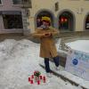 Unter dem Motto "Füssen ist solidarisch" hatte Fridays for Future Füssen/Pfronten am Freitag eine Mahnwache abgehalten. Die Gruppe hält nun jeden Freitag eine Mahnwache in der Altstadt von Füssen ab. Diese Aktion wollen sie so lange durchführen, bis es keine Corona-Demos mehr gibt. 
Ein voller ErfolgNach Angaben einer Pressemitteilung war der erste Tag ein voller Erfolg. Von 16:00 Uhr bis 17:30 Uhr stand die Hauptorganisatorin von Fridays for Future Füssen/Pfronten, Michelle Derbach, am Stadtbrunnen und bekam viele positive Reaktionen. Laut Fridays for Future gab es zu 95 Prozent positives Feedback am Freitag. Viele Bürger und Bürgerinnen würden außerdem das Engagement der Gruppe, die sich für verschiedene Themen für die Stadt einsetzt, befürworten. Es konnten auch viele Rosen im Rahmen der Aktion verteilt werden. "Jede Impfung zählt!"Michelle Derbach betonte noch einmal wie wichtig Impfungen seien. "Um die Pandemie einzudämmen, ist es entscheidend, dass die Impfquote insgesamt weiter ansteigt. Nur so kann gewährleistet werden, dass das Gesundheitssystem nicht noch weiter überlastet wird.", so Derbach laut Pressemitteilung.