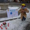Unter dem Motto "Füssen ist solidarisch" hatte Fridays for Future Füssen/Pfronten am Freitag eine Mahnwache abgehalten. Die Gruppe hält nun jeden Freitag eine Mahnwache in der Altstadt von Füssen ab. Diese Aktion wollen sie so lange durchführen, bis es keine Corona-Demos mehr gibt. 
Ein voller ErfolgNach Angaben einer Pressemitteilung war der erste Tag ein voller Erfolg. Von 16:00 Uhr bis 17:30 Uhr stand die Hauptorganisatorin von Fridays for Future Füssen/Pfronten, Michelle Derbach, am Stadtbrunnen und bekam viele positive Reaktionen. Laut Fridays for Future gab es zu 95 Prozent positives Feedback am Freitag. Viele Bürger und Bürgerinnen würden außerdem das Engagement der Gruppe, die sich für verschiedene Themen für die Stadt einsetzt, befürworten. Es konnten auch viele Rosen im Rahmen der Aktion verteilt werden. "Jede Impfung zählt!"Michelle Derbach betonte noch einmal wie wichtig Impfungen seien. "Um die Pandemie einzudämmen, ist es entscheidend, dass die Impfquote insgesamt weiter ansteigt. Nur so kann gewährleistet werden, dass das Gesundheitssystem nicht noch weiter überlastet wird.", so Derbach laut Pressemitteilung.