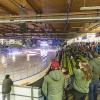 Am Sonntagabend war der Tabellenführer der DEB Oberliga Süd, die Blue Devils Weiden, in der Memminger Eissporthalle am Hühnerberg bei den ECDC Memmingen Indians zu Gast. Die Indians zeigten von Spielbeginn an, dass sie heute keine Gastgeschenke zu vergeben haben und legten vielversprechend los. 
Treffer für die Indians bereits in der 2. Minute!Bereits in der 2. Minute erzielte Sergei Topol das 1:0 für die Maustädter unter dem Jubel von 915 Zuschauern. Doch die Gäste konterten bereits 1 Minute. später zum Ausgleich. 10 Minuten später waren wieder die Indians an der Reihe. Matej Pekr war der Torschütze. Die Blue Devils brauchten nun 5 Minuten bis zum zwischenzeitlichen Ausgleich durch Chad Bassen. Das war es aber noch nicht. Im 1. Drittel brachte Sergei Topol in der folgenden Minute die Indians mit 3.2 in die 1. Drittelpause. Nach der Pause konnte er mit seinem 3. Treffer an diesem Abend auf 2 Tore Vorsprung erhöhen - Spielstand 4:2.Spiel wird verbissenerDen Anschlusstreffer der Gäste zum 4:3 erzielte in der 39. Minute Dennis Thielsch. Das Spiel wurde im letzten Abschnitt verbissener und beide Abwehrreihen gerieten immer mehr unter Druck. Der Turm in der Abwehrschlacht war auf Memminger Seite einmal mehr Marco Eisenhut, der alle Chancen der Gäste aus Weiden zunichte machte. In der Schlussminute konnte Matej Pekr nach einem Anspiel von Jaroslav Hafenrichter mit einem Schuss ins leere Tor den Deckel drauf machen zum viel umjubelten 5:3 für die Indians.