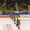 Am Sonntagabend war der Tabellenführer der DEB Oberliga Süd, die Blue Devils Weiden, in der Memminger Eissporthalle am Hühnerberg bei den ECDC Memmingen Indians zu Gast. Die Indians zeigten von Spielbeginn an, dass sie heute keine Gastgeschenke zu vergeben haben und legten vielversprechend los. 
Treffer für die Indians bereits in der 2. Minute!Bereits in der 2. Minute erzielte Sergei Topol das 1:0 für die Maustädter unter dem Jubel von 915 Zuschauern. Doch die Gäste konterten bereits 1 Minute. später zum Ausgleich. 10 Minuten später waren wieder die Indians an der Reihe. Matej Pekr war der Torschütze. Die Blue Devils brauchten nun 5 Minuten bis zum zwischenzeitlichen Ausgleich durch Chad Bassen. Das war es aber noch nicht. Im 1. Drittel brachte Sergei Topol in der folgenden Minute die Indians mit 3.2 in die 1. Drittelpause. Nach der Pause konnte er mit seinem 3. Treffer an diesem Abend auf 2 Tore Vorsprung erhöhen - Spielstand 4:2.Spiel wird verbissenerDen Anschlusstreffer der Gäste zum 4:3 erzielte in der 39. Minute Dennis Thielsch. Das Spiel wurde im letzten Abschnitt verbissener und beide Abwehrreihen gerieten immer mehr unter Druck. Der Turm in der Abwehrschlacht war auf Memminger Seite einmal mehr Marco Eisenhut, der alle Chancen der Gäste aus Weiden zunichte machte. In der Schlussminute konnte Matej Pekr nach einem Anspiel von Jaroslav Hafenrichter mit einem Schuss ins leere Tor den Deckel drauf machen zum viel umjubelten 5:3 für die Indians.