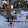 Unter dem Motto "Füssen ist solidarisch" hatte Fridays for Future Füssen/Pfronten am Freitag eine Mahnwache abgehalten. Die Gruppe hält nun jeden Freitag eine Mahnwache in der Altstadt von Füssen ab. Diese Aktion wollen sie so lange durchführen, bis es keine Corona-Demos mehr gibt. 
Ein voller ErfolgNach Angaben einer Pressemitteilung war der erste Tag ein voller Erfolg. Von 16:00 Uhr bis 17:30 Uhr stand die Hauptorganisatorin von Fridays for Future Füssen/Pfronten, Michelle Derbach, am Stadtbrunnen und bekam viele positive Reaktionen. Laut Fridays for Future gab es zu 95 Prozent positives Feedback am Freitag. Viele Bürger und Bürgerinnen würden außerdem das Engagement der Gruppe, die sich für verschiedene Themen für die Stadt einsetzt, befürworten. Es konnten auch viele Rosen im Rahmen der Aktion verteilt werden. "Jede Impfung zählt!"Michelle Derbach betonte noch einmal wie wichtig Impfungen seien. "Um die Pandemie einzudämmen, ist es entscheidend, dass die Impfquote insgesamt weiter ansteigt. Nur so kann gewährleistet werden, dass das Gesundheitssystem nicht noch weiter überlastet wird.", so Derbach laut Pressemitteilung.