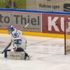 Am Sonntagabend war der Tabellenführer der DEB Oberliga Süd, die Blue Devils Weiden, in der Memminger Eissporthalle am Hühnerberg bei den ECDC Memmingen Indians zu Gast. Die Indians zeigten von Spielbeginn an, dass sie heute keine Gastgeschenke zu vergeben haben und legten vielversprechend los. 
Treffer für die Indians bereits in der 2. Minute!Bereits in der 2. Minute erzielte Sergei Topol das 1:0 für die Maustädter unter dem Jubel von 915 Zuschauern. Doch die Gäste konterten bereits 1 Minute. später zum Ausgleich. 10 Minuten später waren wieder die Indians an der Reihe. Matej Pekr war der Torschütze. Die Blue Devils brauchten nun 5 Minuten bis zum zwischenzeitlichen Ausgleich durch Chad Bassen. Das war es aber noch nicht. Im 1. Drittel brachte Sergei Topol in der folgenden Minute die Indians mit 3.2 in die 1. Drittelpause. Nach der Pause konnte er mit seinem 3. Treffer an diesem Abend auf 2 Tore Vorsprung erhöhen - Spielstand 4:2.Spiel wird verbissenerDen Anschlusstreffer der Gäste zum 4:3 erzielte in der 39. Minute Dennis Thielsch. Das Spiel wurde im letzten Abschnitt verbissener und beide Abwehrreihen gerieten immer mehr unter Druck. Der Turm in der Abwehrschlacht war auf Memminger Seite einmal mehr Marco Eisenhut, der alle Chancen der Gäste aus Weiden zunichte machte. In der Schlussminute konnte Matej Pekr nach einem Anspiel von Jaroslav Hafenrichter mit einem Schuss ins leere Tor den Deckel drauf machen zum viel umjubelten 5:3 für die Indians.