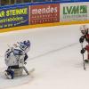 Am Sonntagabend war der Tabellenführer der DEB Oberliga Süd, die Blue Devils Weiden, in der Memminger Eissporthalle am Hühnerberg bei den ECDC Memmingen Indians zu Gast. Die Indians zeigten von Spielbeginn an, dass sie heute keine Gastgeschenke zu vergeben haben und legten vielversprechend los. 
Treffer für die Indians bereits in der 2. Minute!Bereits in der 2. Minute erzielte Sergei Topol das 1:0 für die Maustädter unter dem Jubel von 915 Zuschauern. Doch die Gäste konterten bereits 1 Minute. später zum Ausgleich. 10 Minuten später waren wieder die Indians an der Reihe. Matej Pekr war der Torschütze. Die Blue Devils brauchten nun 5 Minuten bis zum zwischenzeitlichen Ausgleich durch Chad Bassen. Das war es aber noch nicht. Im 1. Drittel brachte Sergei Topol in der folgenden Minute die Indians mit 3.2 in die 1. Drittelpause. Nach der Pause konnte er mit seinem 3. Treffer an diesem Abend auf 2 Tore Vorsprung erhöhen - Spielstand 4:2.Spiel wird verbissenerDen Anschlusstreffer der Gäste zum 4:3 erzielte in der 39. Minute Dennis Thielsch. Das Spiel wurde im letzten Abschnitt verbissener und beide Abwehrreihen gerieten immer mehr unter Druck. Der Turm in der Abwehrschlacht war auf Memminger Seite einmal mehr Marco Eisenhut, der alle Chancen der Gäste aus Weiden zunichte machte. In der Schlussminute konnte Matej Pekr nach einem Anspiel von Jaroslav Hafenrichter mit einem Schuss ins leere Tor den Deckel drauf machen zum viel umjubelten 5:3 für die Indians.