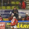 Am Sonntagabend war der Tabellenführer der DEB Oberliga Süd, die Blue Devils Weiden, in der Memminger Eissporthalle am Hühnerberg bei den ECDC Memmingen Indians zu Gast. Die Indians zeigten von Spielbeginn an, dass sie heute keine Gastgeschenke zu vergeben haben und legten vielversprechend los. 
Treffer für die Indians bereits in der 2. Minute!Bereits in der 2. Minute erzielte Sergei Topol das 1:0 für die Maustädter unter dem Jubel von 915 Zuschauern. Doch die Gäste konterten bereits 1 Minute. später zum Ausgleich. 10 Minuten später waren wieder die Indians an der Reihe. Matej Pekr war der Torschütze. Die Blue Devils brauchten nun 5 Minuten bis zum zwischenzeitlichen Ausgleich durch Chad Bassen. Das war es aber noch nicht. Im 1. Drittel brachte Sergei Topol in der folgenden Minute die Indians mit 3.2 in die 1. Drittelpause. Nach der Pause konnte er mit seinem 3. Treffer an diesem Abend auf 2 Tore Vorsprung erhöhen - Spielstand 4:2.Spiel wird verbissenerDen Anschlusstreffer der Gäste zum 4:3 erzielte in der 39. Minute Dennis Thielsch. Das Spiel wurde im letzten Abschnitt verbissener und beide Abwehrreihen gerieten immer mehr unter Druck. Der Turm in der Abwehrschlacht war auf Memminger Seite einmal mehr Marco Eisenhut, der alle Chancen der Gäste aus Weiden zunichte machte. In der Schlussminute konnte Matej Pekr nach einem Anspiel von Jaroslav Hafenrichter mit einem Schuss ins leere Tor den Deckel drauf machen zum viel umjubelten 5:3 für die Indians.