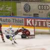 Am Sonntagabend war der Tabellenführer der DEB Oberliga Süd, die Blue Devils Weiden, in der Memminger Eissporthalle am Hühnerberg bei den ECDC Memmingen Indians zu Gast. Die Indians zeigten von Spielbeginn an, dass sie heute keine Gastgeschenke zu vergeben haben und legten vielversprechend los. 
Treffer für die Indians bereits in der 2. Minute!Bereits in der 2. Minute erzielte Sergei Topol das 1:0 für die Maustädter unter dem Jubel von 915 Zuschauern. Doch die Gäste konterten bereits 1 Minute. später zum Ausgleich. 10 Minuten später waren wieder die Indians an der Reihe. Matej Pekr war der Torschütze. Die Blue Devils brauchten nun 5 Minuten bis zum zwischenzeitlichen Ausgleich durch Chad Bassen. Das war es aber noch nicht. Im 1. Drittel brachte Sergei Topol in der folgenden Minute die Indians mit 3.2 in die 1. Drittelpause. Nach der Pause konnte er mit seinem 3. Treffer an diesem Abend auf 2 Tore Vorsprung erhöhen - Spielstand 4:2.Spiel wird verbissenerDen Anschlusstreffer der Gäste zum 4:3 erzielte in der 39. Minute Dennis Thielsch. Das Spiel wurde im letzten Abschnitt verbissener und beide Abwehrreihen gerieten immer mehr unter Druck. Der Turm in der Abwehrschlacht war auf Memminger Seite einmal mehr Marco Eisenhut, der alle Chancen der Gäste aus Weiden zunichte machte. In der Schlussminute konnte Matej Pekr nach einem Anspiel von Jaroslav Hafenrichter mit einem Schuss ins leere Tor den Deckel drauf machen zum viel umjubelten 5:3 für die Indians.