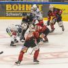 Am Sonntagabend war der Tabellenführer der DEB Oberliga Süd, die Blue Devils Weiden, in der Memminger Eissporthalle am Hühnerberg bei den ECDC Memmingen Indians zu Gast. Die Indians zeigten von Spielbeginn an, dass sie heute keine Gastgeschenke zu vergeben haben und legten vielversprechend los. 
Treffer für die Indians bereits in der 2. Minute!Bereits in der 2. Minute erzielte Sergei Topol das 1:0 für die Maustädter unter dem Jubel von 915 Zuschauern. Doch die Gäste konterten bereits 1 Minute. später zum Ausgleich. 10 Minuten später waren wieder die Indians an der Reihe. Matej Pekr war der Torschütze. Die Blue Devils brauchten nun 5 Minuten bis zum zwischenzeitlichen Ausgleich durch Chad Bassen. Das war es aber noch nicht. Im 1. Drittel brachte Sergei Topol in der folgenden Minute die Indians mit 3.2 in die 1. Drittelpause. Nach der Pause konnte er mit seinem 3. Treffer an diesem Abend auf 2 Tore Vorsprung erhöhen - Spielstand 4:2.Spiel wird verbissenerDen Anschlusstreffer der Gäste zum 4:3 erzielte in der 39. Minute Dennis Thielsch. Das Spiel wurde im letzten Abschnitt verbissener und beide Abwehrreihen gerieten immer mehr unter Druck. Der Turm in der Abwehrschlacht war auf Memminger Seite einmal mehr Marco Eisenhut, der alle Chancen der Gäste aus Weiden zunichte machte. In der Schlussminute konnte Matej Pekr nach einem Anspiel von Jaroslav Hafenrichter mit einem Schuss ins leere Tor den Deckel drauf machen zum viel umjubelten 5:3 für die Indians.