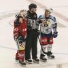 Am Sonntagabend war der Tabellenführer der DEB Oberliga Süd, die Blue Devils Weiden, in der Memminger Eissporthalle am Hühnerberg bei den ECDC Memmingen Indians zu Gast. Die Indians zeigten von Spielbeginn an, dass sie heute keine Gastgeschenke zu vergeben haben und legten vielversprechend los. 
Treffer für die Indians bereits in der 2. Minute!Bereits in der 2. Minute erzielte Sergei Topol das 1:0 für die Maustädter unter dem Jubel von 915 Zuschauern. Doch die Gäste konterten bereits 1 Minute. später zum Ausgleich. 10 Minuten später waren wieder die Indians an der Reihe. Matej Pekr war der Torschütze. Die Blue Devils brauchten nun 5 Minuten bis zum zwischenzeitlichen Ausgleich durch Chad Bassen. Das war es aber noch nicht. Im 1. Drittel brachte Sergei Topol in der folgenden Minute die Indians mit 3.2 in die 1. Drittelpause. Nach der Pause konnte er mit seinem 3. Treffer an diesem Abend auf 2 Tore Vorsprung erhöhen - Spielstand 4:2.Spiel wird verbissenerDen Anschlusstreffer der Gäste zum 4:3 erzielte in der 39. Minute Dennis Thielsch. Das Spiel wurde im letzten Abschnitt verbissener und beide Abwehrreihen gerieten immer mehr unter Druck. Der Turm in der Abwehrschlacht war auf Memminger Seite einmal mehr Marco Eisenhut, der alle Chancen der Gäste aus Weiden zunichte machte. In der Schlussminute konnte Matej Pekr nach einem Anspiel von Jaroslav Hafenrichter mit einem Schuss ins leere Tor den Deckel drauf machen zum viel umjubelten 5:3 für die Indians.