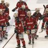 Am Sonntagabend war der Tabellenführer der DEB Oberliga Süd, die Blue Devils Weiden, in der Memminger Eissporthalle am Hühnerberg bei den ECDC Memmingen Indians zu Gast. Die Indians zeigten von Spielbeginn an, dass sie heute keine Gastgeschenke zu vergeben haben und legten vielversprechend los. 
Treffer für die Indians bereits in der 2. Minute!Bereits in der 2. Minute erzielte Sergei Topol das 1:0 für die Maustädter unter dem Jubel von 915 Zuschauern. Doch die Gäste konterten bereits 1 Minute. später zum Ausgleich. 10 Minuten später waren wieder die Indians an der Reihe. Matej Pekr war der Torschütze. Die Blue Devils brauchten nun 5 Minuten bis zum zwischenzeitlichen Ausgleich durch Chad Bassen. Das war es aber noch nicht. Im 1. Drittel brachte Sergei Topol in der folgenden Minute die Indians mit 3.2 in die 1. Drittelpause. Nach der Pause konnte er mit seinem 3. Treffer an diesem Abend auf 2 Tore Vorsprung erhöhen - Spielstand 4:2.Spiel wird verbissenerDen Anschlusstreffer der Gäste zum 4:3 erzielte in der 39. Minute Dennis Thielsch. Das Spiel wurde im letzten Abschnitt verbissener und beide Abwehrreihen gerieten immer mehr unter Druck. Der Turm in der Abwehrschlacht war auf Memminger Seite einmal mehr Marco Eisenhut, der alle Chancen der Gäste aus Weiden zunichte machte. In der Schlussminute konnte Matej Pekr nach einem Anspiel von Jaroslav Hafenrichter mit einem Schuss ins leere Tor den Deckel drauf machen zum viel umjubelten 5:3 für die Indians.