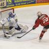 Am Sonntagabend war der Tabellenführer der DEB Oberliga Süd, die Blue Devils Weiden, in der Memminger Eissporthalle am Hühnerberg bei den ECDC Memmingen Indians zu Gast. Die Indians zeigten von Spielbeginn an, dass sie heute keine Gastgeschenke zu vergeben haben und legten vielversprechend los. 
Treffer für die Indians bereits in der 2. Minute!Bereits in der 2. Minute erzielte Sergei Topol das 1:0 für die Maustädter unter dem Jubel von 915 Zuschauern. Doch die Gäste konterten bereits 1 Minute. später zum Ausgleich. 10 Minuten später waren wieder die Indians an der Reihe. Matej Pekr war der Torschütze. Die Blue Devils brauchten nun 5 Minuten bis zum zwischenzeitlichen Ausgleich durch Chad Bassen. Das war es aber noch nicht. Im 1. Drittel brachte Sergei Topol in der folgenden Minute die Indians mit 3.2 in die 1. Drittelpause. Nach der Pause konnte er mit seinem 3. Treffer an diesem Abend auf 2 Tore Vorsprung erhöhen - Spielstand 4:2.Spiel wird verbissenerDen Anschlusstreffer der Gäste zum 4:3 erzielte in der 39. Minute Dennis Thielsch. Das Spiel wurde im letzten Abschnitt verbissener und beide Abwehrreihen gerieten immer mehr unter Druck. Der Turm in der Abwehrschlacht war auf Memminger Seite einmal mehr Marco Eisenhut, der alle Chancen der Gäste aus Weiden zunichte machte. In der Schlussminute konnte Matej Pekr nach einem Anspiel von Jaroslav Hafenrichter mit einem Schuss ins leere Tor den Deckel drauf machen zum viel umjubelten 5:3 für die Indians.