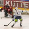 Am Sonntagabend war der Tabellenführer der DEB Oberliga Süd, die Blue Devils Weiden, in der Memminger Eissporthalle am Hühnerberg bei den ECDC Memmingen Indians zu Gast. Die Indians zeigten von Spielbeginn an, dass sie heute keine Gastgeschenke zu vergeben haben und legten vielversprechend los. 
Treffer für die Indians bereits in der 2. Minute!Bereits in der 2. Minute erzielte Sergei Topol das 1:0 für die Maustädter unter dem Jubel von 915 Zuschauern. Doch die Gäste konterten bereits 1 Minute. später zum Ausgleich. 10 Minuten später waren wieder die Indians an der Reihe. Matej Pekr war der Torschütze. Die Blue Devils brauchten nun 5 Minuten bis zum zwischenzeitlichen Ausgleich durch Chad Bassen. Das war es aber noch nicht. Im 1. Drittel brachte Sergei Topol in der folgenden Minute die Indians mit 3.2 in die 1. Drittelpause. Nach der Pause konnte er mit seinem 3. Treffer an diesem Abend auf 2 Tore Vorsprung erhöhen - Spielstand 4:2.Spiel wird verbissenerDen Anschlusstreffer der Gäste zum 4:3 erzielte in der 39. Minute Dennis Thielsch. Das Spiel wurde im letzten Abschnitt verbissener und beide Abwehrreihen gerieten immer mehr unter Druck. Der Turm in der Abwehrschlacht war auf Memminger Seite einmal mehr Marco Eisenhut, der alle Chancen der Gäste aus Weiden zunichte machte. In der Schlussminute konnte Matej Pekr nach einem Anspiel von Jaroslav Hafenrichter mit einem Schuss ins leere Tor den Deckel drauf machen zum viel umjubelten 5:3 für die Indians.