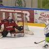 Am Sonntagabend war der Tabellenführer der DEB Oberliga Süd, die Blue Devils Weiden, in der Memminger Eissporthalle am Hühnerberg bei den ECDC Memmingen Indians zu Gast. Die Indians zeigten von Spielbeginn an, dass sie heute keine Gastgeschenke zu vergeben haben und legten vielversprechend los. 
Treffer für die Indians bereits in der 2. Minute!Bereits in der 2. Minute erzielte Sergei Topol das 1:0 für die Maustädter unter dem Jubel von 915 Zuschauern. Doch die Gäste konterten bereits 1 Minute. später zum Ausgleich. 10 Minuten später waren wieder die Indians an der Reihe. Matej Pekr war der Torschütze. Die Blue Devils brauchten nun 5 Minuten bis zum zwischenzeitlichen Ausgleich durch Chad Bassen. Das war es aber noch nicht. Im 1. Drittel brachte Sergei Topol in der folgenden Minute die Indians mit 3.2 in die 1. Drittelpause. Nach der Pause konnte er mit seinem 3. Treffer an diesem Abend auf 2 Tore Vorsprung erhöhen - Spielstand 4:2.Spiel wird verbissenerDen Anschlusstreffer der Gäste zum 4:3 erzielte in der 39. Minute Dennis Thielsch. Das Spiel wurde im letzten Abschnitt verbissener und beide Abwehrreihen gerieten immer mehr unter Druck. Der Turm in der Abwehrschlacht war auf Memminger Seite einmal mehr Marco Eisenhut, der alle Chancen der Gäste aus Weiden zunichte machte. In der Schlussminute konnte Matej Pekr nach einem Anspiel von Jaroslav Hafenrichter mit einem Schuss ins leere Tor den Deckel drauf machen zum viel umjubelten 5:3 für die Indians.
