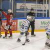 Am Sonntagabend war der Tabellenführer der DEB Oberliga Süd, die Blue Devils Weiden, in der Memminger Eissporthalle am Hühnerberg bei den ECDC Memmingen Indians zu Gast. Die Indians zeigten von Spielbeginn an, dass sie heute keine Gastgeschenke zu vergeben haben und legten vielversprechend los. 
Treffer für die Indians bereits in der 2. Minute!Bereits in der 2. Minute erzielte Sergei Topol das 1:0 für die Maustädter unter dem Jubel von 915 Zuschauern. Doch die Gäste konterten bereits 1 Minute. später zum Ausgleich. 10 Minuten später waren wieder die Indians an der Reihe. Matej Pekr war der Torschütze. Die Blue Devils brauchten nun 5 Minuten bis zum zwischenzeitlichen Ausgleich durch Chad Bassen. Das war es aber noch nicht. Im 1. Drittel brachte Sergei Topol in der folgenden Minute die Indians mit 3.2 in die 1. Drittelpause. Nach der Pause konnte er mit seinem 3. Treffer an diesem Abend auf 2 Tore Vorsprung erhöhen - Spielstand 4:2.Spiel wird verbissenerDen Anschlusstreffer der Gäste zum 4:3 erzielte in der 39. Minute Dennis Thielsch. Das Spiel wurde im letzten Abschnitt verbissener und beide Abwehrreihen gerieten immer mehr unter Druck. Der Turm in der Abwehrschlacht war auf Memminger Seite einmal mehr Marco Eisenhut, der alle Chancen der Gäste aus Weiden zunichte machte. In der Schlussminute konnte Matej Pekr nach einem Anspiel von Jaroslav Hafenrichter mit einem Schuss ins leere Tor den Deckel drauf machen zum viel umjubelten 5:3 für die Indians.