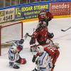 Am Sonntagabend war der Tabellenführer der DEB Oberliga Süd, die Blue Devils Weiden, in der Memminger Eissporthalle am Hühnerberg bei den ECDC Memmingen Indians zu Gast. Die Indians zeigten von Spielbeginn an, dass sie heute keine Gastgeschenke zu vergeben haben und legten vielversprechend los. 
Treffer für die Indians bereits in der 2. Minute!Bereits in der 2. Minute erzielte Sergei Topol das 1:0 für die Maustädter unter dem Jubel von 915 Zuschauern. Doch die Gäste konterten bereits 1 Minute. später zum Ausgleich. 10 Minuten später waren wieder die Indians an der Reihe. Matej Pekr war der Torschütze. Die Blue Devils brauchten nun 5 Minuten bis zum zwischenzeitlichen Ausgleich durch Chad Bassen. Das war es aber noch nicht. Im 1. Drittel brachte Sergei Topol in der folgenden Minute die Indians mit 3.2 in die 1. Drittelpause. Nach der Pause konnte er mit seinem 3. Treffer an diesem Abend auf 2 Tore Vorsprung erhöhen - Spielstand 4:2.Spiel wird verbissenerDen Anschlusstreffer der Gäste zum 4:3 erzielte in der 39. Minute Dennis Thielsch. Das Spiel wurde im letzten Abschnitt verbissener und beide Abwehrreihen gerieten immer mehr unter Druck. Der Turm in der Abwehrschlacht war auf Memminger Seite einmal mehr Marco Eisenhut, der alle Chancen der Gäste aus Weiden zunichte machte. In der Schlussminute konnte Matej Pekr nach einem Anspiel von Jaroslav Hafenrichter mit einem Schuss ins leere Tor den Deckel drauf machen zum viel umjubelten 5:3 für die Indians.