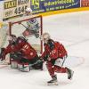 Am Sonntagabend war der Tabellenführer der DEB Oberliga Süd, die Blue Devils Weiden, in der Memminger Eissporthalle am Hühnerberg bei den ECDC Memmingen Indians zu Gast. Die Indians zeigten von Spielbeginn an, dass sie heute keine Gastgeschenke zu vergeben haben und legten vielversprechend los. 
Treffer für die Indians bereits in der 2. Minute!Bereits in der 2. Minute erzielte Sergei Topol das 1:0 für die Maustädter unter dem Jubel von 915 Zuschauern. Doch die Gäste konterten bereits 1 Minute. später zum Ausgleich. 10 Minuten später waren wieder die Indians an der Reihe. Matej Pekr war der Torschütze. Die Blue Devils brauchten nun 5 Minuten bis zum zwischenzeitlichen Ausgleich durch Chad Bassen. Das war es aber noch nicht. Im 1. Drittel brachte Sergei Topol in der folgenden Minute die Indians mit 3.2 in die 1. Drittelpause. Nach der Pause konnte er mit seinem 3. Treffer an diesem Abend auf 2 Tore Vorsprung erhöhen - Spielstand 4:2.Spiel wird verbissenerDen Anschlusstreffer der Gäste zum 4:3 erzielte in der 39. Minute Dennis Thielsch. Das Spiel wurde im letzten Abschnitt verbissener und beide Abwehrreihen gerieten immer mehr unter Druck. Der Turm in der Abwehrschlacht war auf Memminger Seite einmal mehr Marco Eisenhut, der alle Chancen der Gäste aus Weiden zunichte machte. In der Schlussminute konnte Matej Pekr nach einem Anspiel von Jaroslav Hafenrichter mit einem Schuss ins leere Tor den Deckel drauf machen zum viel umjubelten 5:3 für die Indians.