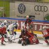 Am Sonntagabend war der Tabellenführer der DEB Oberliga Süd, die Blue Devils Weiden, in der Memminger Eissporthalle am Hühnerberg bei den ECDC Memmingen Indians zu Gast. Die Indians zeigten von Spielbeginn an, dass sie heute keine Gastgeschenke zu vergeben haben und legten vielversprechend los. 
Treffer für die Indians bereits in der 2. Minute!Bereits in der 2. Minute erzielte Sergei Topol das 1:0 für die Maustädter unter dem Jubel von 915 Zuschauern. Doch die Gäste konterten bereits 1 Minute. später zum Ausgleich. 10 Minuten später waren wieder die Indians an der Reihe. Matej Pekr war der Torschütze. Die Blue Devils brauchten nun 5 Minuten bis zum zwischenzeitlichen Ausgleich durch Chad Bassen. Das war es aber noch nicht. Im 1. Drittel brachte Sergei Topol in der folgenden Minute die Indians mit 3.2 in die 1. Drittelpause. Nach der Pause konnte er mit seinem 3. Treffer an diesem Abend auf 2 Tore Vorsprung erhöhen - Spielstand 4:2.Spiel wird verbissenerDen Anschlusstreffer der Gäste zum 4:3 erzielte in der 39. Minute Dennis Thielsch. Das Spiel wurde im letzten Abschnitt verbissener und beide Abwehrreihen gerieten immer mehr unter Druck. Der Turm in der Abwehrschlacht war auf Memminger Seite einmal mehr Marco Eisenhut, der alle Chancen der Gäste aus Weiden zunichte machte. In der Schlussminute konnte Matej Pekr nach einem Anspiel von Jaroslav Hafenrichter mit einem Schuss ins leere Tor den Deckel drauf machen zum viel umjubelten 5:3 für die Indians.