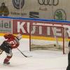 Am Sonntagabend war der Tabellenführer der DEB Oberliga Süd, die Blue Devils Weiden, in der Memminger Eissporthalle am Hühnerberg bei den ECDC Memmingen Indians zu Gast. Die Indians zeigten von Spielbeginn an, dass sie heute keine Gastgeschenke zu vergeben haben und legten vielversprechend los. 
Treffer für die Indians bereits in der 2. Minute!Bereits in der 2. Minute erzielte Sergei Topol das 1:0 für die Maustädter unter dem Jubel von 915 Zuschauern. Doch die Gäste konterten bereits 1 Minute. später zum Ausgleich. 10 Minuten später waren wieder die Indians an der Reihe. Matej Pekr war der Torschütze. Die Blue Devils brauchten nun 5 Minuten bis zum zwischenzeitlichen Ausgleich durch Chad Bassen. Das war es aber noch nicht. Im 1. Drittel brachte Sergei Topol in der folgenden Minute die Indians mit 3.2 in die 1. Drittelpause. Nach der Pause konnte er mit seinem 3. Treffer an diesem Abend auf 2 Tore Vorsprung erhöhen - Spielstand 4:2.Spiel wird verbissenerDen Anschlusstreffer der Gäste zum 4:3 erzielte in der 39. Minute Dennis Thielsch. Das Spiel wurde im letzten Abschnitt verbissener und beide Abwehrreihen gerieten immer mehr unter Druck. Der Turm in der Abwehrschlacht war auf Memminger Seite einmal mehr Marco Eisenhut, der alle Chancen der Gäste aus Weiden zunichte machte. In der Schlussminute konnte Matej Pekr nach einem Anspiel von Jaroslav Hafenrichter mit einem Schuss ins leere Tor den Deckel drauf machen zum viel umjubelten 5:3 für die Indians.