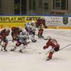 Am Sonntagabend war der Tabellenführer der DEB Oberliga Süd, die Blue Devils Weiden, in der Memminger Eissporthalle am Hühnerberg bei den ECDC Memmingen Indians zu Gast. Die Indians zeigten von Spielbeginn an, dass sie heute keine Gastgeschenke zu vergeben haben und legten vielversprechend los. 
Treffer für die Indians bereits in der 2. Minute!Bereits in der 2. Minute erzielte Sergei Topol das 1:0 für die Maustädter unter dem Jubel von 915 Zuschauern. Doch die Gäste konterten bereits 1 Minute. später zum Ausgleich. 10 Minuten später waren wieder die Indians an der Reihe. Matej Pekr war der Torschütze. Die Blue Devils brauchten nun 5 Minuten bis zum zwischenzeitlichen Ausgleich durch Chad Bassen. Das war es aber noch nicht. Im 1. Drittel brachte Sergei Topol in der folgenden Minute die Indians mit 3.2 in die 1. Drittelpause. Nach der Pause konnte er mit seinem 3. Treffer an diesem Abend auf 2 Tore Vorsprung erhöhen - Spielstand 4:2.Spiel wird verbissenerDen Anschlusstreffer der Gäste zum 4:3 erzielte in der 39. Minute Dennis Thielsch. Das Spiel wurde im letzten Abschnitt verbissener und beide Abwehrreihen gerieten immer mehr unter Druck. Der Turm in der Abwehrschlacht war auf Memminger Seite einmal mehr Marco Eisenhut, der alle Chancen der Gäste aus Weiden zunichte machte. In der Schlussminute konnte Matej Pekr nach einem Anspiel von Jaroslav Hafenrichter mit einem Schuss ins leere Tor den Deckel drauf machen zum viel umjubelten 5:3 für die Indians.