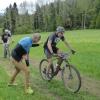 So leid es ihm auch tut und so motiviert er auch gewesen wäre: Sascha Braun, Organisator und Veranstalter des Auerberg-Marathons, muss die traditionell am Muttertag stattfindende Mountainbike-Veranstaltung auch 2022 absagen. Das hat folgende Gründe.
Veranstaltung ist schwer planbarIn erster Linie ist das Coronavirus natürlich ein Stock zwischen den Speichen der Biker. Denn die weitere pandemische Entwicklung kann so gut wie nicht vorausgesehen werden. Außerdem werde sich nach Meinung von Sascha Braun an den Auflagen der Regierung, die das Coronavirus mit sich bringt, trotz Ankündigungen von Lockerungen im Sport in den nächsten Monaten wohl kaum etwas ändern. Dabei ist es für Veranstalter schon schwierig überhaupt zu erfahren, wie die genauen Auflagen aussehen: "Man muss schon richtig suchen, um sich über die aktuellen Auflagen im Klaren zu sein", erklärt der Organisator des Auerberg-Marathons Sascha Braun gegenüber all-in.de.

Steht dann einmal fest, was es an Auflagen zu beachten gibt, bringt die Umsetzung der Auflagen weitere Probleme mit sich. "Es fängt an bei den Sicherheitsabständen bei der Aufstellung der Biker am Start, über eingeschränkte Benutzung der Sanitäreinrichtungen, und danach bei Bratwurst und Radler zusammensitzen ist auch nicht möglich", zählt Braun auf.  Außerdem wurden dem Organisator des Auerberg-Marathons noch aufwändigere Maßnahmen für die Streckenabsicherung angekündigt. Deshalb muss das Streckensicherungskonzept vollständig überarbeitet werden. 

"Die traurige Wahrheit ist, dass die Planungssicherheit nicht gegeben ist", sagt Braun. "Durch die aktuellen Auflagen würde es nicht die Veranstaltung sein, die wir Euch bieten möchten", steht auf der Internetseite des Auerberg-Marathons. Deshalb habe man sich, wie schon in den Jahren 2020 und 2021, schweren Herzens für eine erneute Absage des Auerberg-Marathons entschieden."Die Luft ist raus"Doch es gibt noch weitere Punkte, die für den Auerberg-Marathon 2022 problematisch sind. Sascha Braun glaubt, dass die Teilnahme auch durch die Verunsicherung, die die Pandemie mit sich gebracht hat, zaghaft sein würde. Das gilt nicht nur für die Mountainbike-Fahrer, sondern auch für die vielen Helfer, die den Auerberg-Marathon unterstützen und die Durchführung der Veranstaltung ermöglichen. 

"Bei dem einen oder anderem ist nach zwei Jahren Stillstand mittlerweile die Luft raus. Die Leute sind vorsichtig geworden", erzählt Braun. Licht am Ende des TunnelsDennoch ist Braun optimistisch, was den Auerberg-Marathon angeht. Er hofft, dass 2023 wieder die Möglichkeit besteht, die Veranstaltung ordentlich und mit allem, was dazu gehört, durchführen zu können. Datum wäre dann der 12. Mai 2023.
