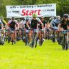 So leid es ihm auch tut und so motiviert er auch gewesen wäre: Sascha Braun, Organisator und Veranstalter des Auerberg-Marathons, muss die traditionell am Muttertag stattfindende Mountainbike-Veranstaltung auch 2022 absagen. Das hat folgende Gründe.
Veranstaltung ist schwer planbarIn erster Linie ist das Coronavirus natürlich ein Stock zwischen den Speichen der Biker. Denn die weitere pandemische Entwicklung kann so gut wie nicht vorausgesehen werden. Außerdem werde sich nach Meinung von Sascha Braun an den Auflagen der Regierung, die das Coronavirus mit sich bringt, trotz Ankündigungen von Lockerungen im Sport in den nächsten Monaten wohl kaum etwas ändern. Dabei ist es für Veranstalter schon schwierig überhaupt zu erfahren, wie die genauen Auflagen aussehen: "Man muss schon richtig suchen, um sich über die aktuellen Auflagen im Klaren zu sein", erklärt der Organisator des Auerberg-Marathons Sascha Braun gegenüber all-in.de.

Steht dann einmal fest, was es an Auflagen zu beachten gibt, bringt die Umsetzung der Auflagen weitere Probleme mit sich. "Es fängt an bei den Sicherheitsabständen bei der Aufstellung der Biker am Start, über eingeschränkte Benutzung der Sanitäreinrichtungen, und danach bei Bratwurst und Radler zusammensitzen ist auch nicht möglich", zählt Braun auf.  Außerdem wurden dem Organisator des Auerberg-Marathons noch aufwändigere Maßnahmen für die Streckenabsicherung angekündigt. Deshalb muss das Streckensicherungskonzept vollständig überarbeitet werden. 

"Die traurige Wahrheit ist, dass die Planungssicherheit nicht gegeben ist", sagt Braun. "Durch die aktuellen Auflagen würde es nicht die Veranstaltung sein, die wir Euch bieten möchten", steht auf der Internetseite des Auerberg-Marathons. Deshalb habe man sich, wie schon in den Jahren 2020 und 2021, schweren Herzens für eine erneute Absage des Auerberg-Marathons entschieden."Die Luft ist raus"Doch es gibt noch weitere Punkte, die für den Auerberg-Marathon 2022 problematisch sind. Sascha Braun glaubt, dass die Teilnahme auch durch die Verunsicherung, die die Pandemie mit sich gebracht hat, zaghaft sein würde. Das gilt nicht nur für die Mountainbike-Fahrer, sondern auch für die vielen Helfer, die den Auerberg-Marathon unterstützen und die Durchführung der Veranstaltung ermöglichen. 

"Bei dem einen oder anderem ist nach zwei Jahren Stillstand mittlerweile die Luft raus. Die Leute sind vorsichtig geworden", erzählt Braun. Licht am Ende des TunnelsDennoch ist Braun optimistisch, was den Auerberg-Marathon angeht. Er hofft, dass 2023 wieder die Möglichkeit besteht, die Veranstaltung ordentlich und mit allem, was dazu gehört, durchführen zu können. Datum wäre dann der 12. Mai 2023.