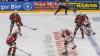 Der ECDC entschied das Spitzenspiel am Sonntagabend für sich. Gegen die Eisbären Regensburg gewann das Team von Sergej Waßmiller am Ende mit 3:1 und holte die nächsten wichtigen Punkte im Endspurt der Hauptrunde. Schon am Dienstag geht es für die Indians weiter, dann gastiert der EV Lindau am Hühnerberg.
Hafenrichter wieder zurück - Torloser erster Durchgang
Mit Jaro Hafenrichter kehrte eine wichtige Stütze zurück in die Mannschaft. Marco Eisenhut startete im Tor der Indians. Die Begegnung startete recht flott und intensiv. Beide Teams wollten sich nichts schenken und führten ein kampfbetontes Drittel. Der ECDC ging aber verdient in der siebten Minute in Führung. Alec Ahlroth drückte den Puck zum 1:0 in die Maschen. Memmingen spielte schneller und agiler als die Gäste aus der Domstadt. Tore fielen aber keine mehr, trotz mehrerer Gelegenheiten in Überzahl für die Eisbären.Zwei Tore im 2. DrittelIm zweiten Drittel, zumindest was die Spielanteile beider Teams angeht, zeigte sich ein ähnliches Bild. Die Indians waren das aktivere Team und erhöhten folgerichtig auf 2:0. Ludwig Nirschl versenkte die Scheibe im Eisbären-Gehäuse. Jedoch wurde das Spiel zunehmend ruppiger, was den ausverkauften Hühnerberg in einen Hexenkessel verwandelte. An Spannung und Intensität fehlte es keinesfalls.Souverän im Schlussdrittel
Im letzten Drittel kamen die Gäste zunächst zum Anschlusstreffer. Etwas überraschend versenkte Petr Heider zum 1:2 von der blauen Linie. Doch Memmingen ließ sich den Sieg nicht mehr nehmen. Die Indianer spielten konzentriert und standen kompakt. Auch Marco Eisenhut glänzte im Tor der Maustädter. Der entscheidende und letztendlich verdiente Treffer zum 3:1 fiel in der 56.Minute. Nach schöner Vorarbeit von Jaro Hafenrichter war es Petr Pohl, der eiskalt einnetzte und den wichtigen Sieg im Spitzenspiel perfekt machte.Derby am Dienstag: Lindau zu Gast
Zeit zum Regenerieren bleibt kaum, schon geht es Schlag auf Schlag weiter im Endspurt der Oberliga-Hauptrunde. Bereits am Dienstag kommt mit dem EV Lindau der nächste Gegner an den Hühnerberg. Das Team vom Bodensee konnte zuletzt zwei Erfolge, gegen Garmisch und Höchstadt einfahren und steht auf Platz 9 der Tabelle. Mit Martin Mairitsch und dem neuverpflichteten Nolan Redler stehen den Islanders zwei starke Kontingentspieler zur Verfügung. Die weiteren Leistungsträger sind die etablierten Kräfte Andreas Farny, Simon Klingler oder Florian Lüsch.

Die Indians, die sich mittlerweile auf Rang 2 vorgearbeitet haben, dürfen sich im Endspurt der Hauptrunde keinen Patzer mehr leisten, wenn sie noch einmal den Spitzenreiter Weiden angreifen wollen. Zuhause sind die Memminger bislang eine Macht, nur ein einziges Spiel musste man im Saisonverlauf abegben, das soll auch weiterhin so bleiben. Das Spiel am Dienstagabend beginnt um 20 Uhr, Tickets sind bereits im Vorverkauf verfügbar.